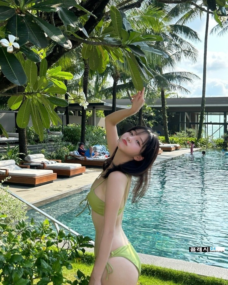 박민정 수영장 연두색 끈 수영복