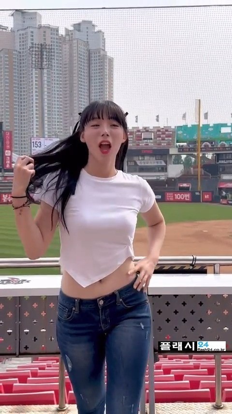 하지원 치어리더 흰티에 청바지 착장-2