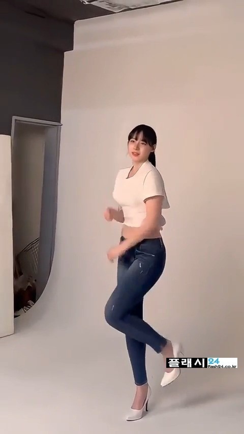 하지원 치어리더 흰티에 청바지 착장-6