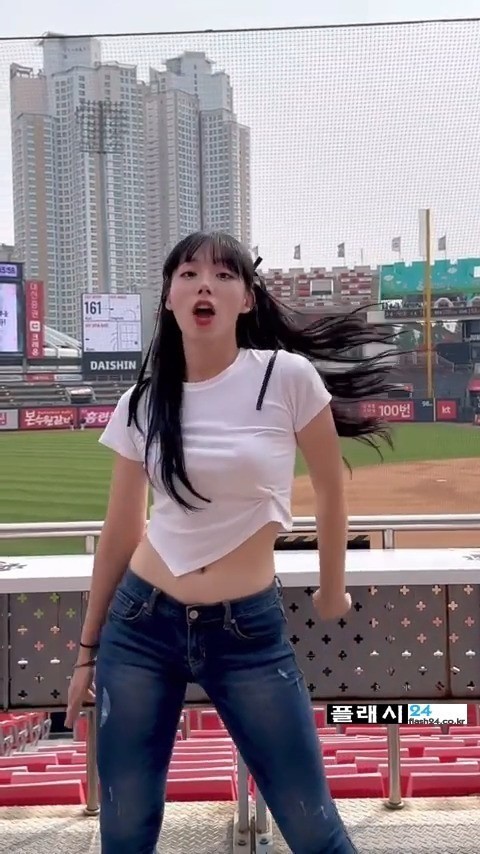 하지원 치어리더 흰티에 청바지 착장-10
