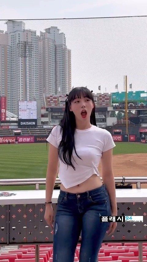 하지원 치어리더 흰티에 청바지 착장-11