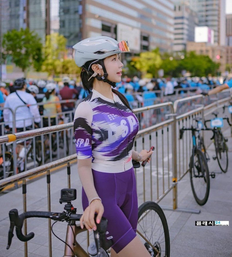 자전거 타는 레이싱걸 민채윤 슈트-2