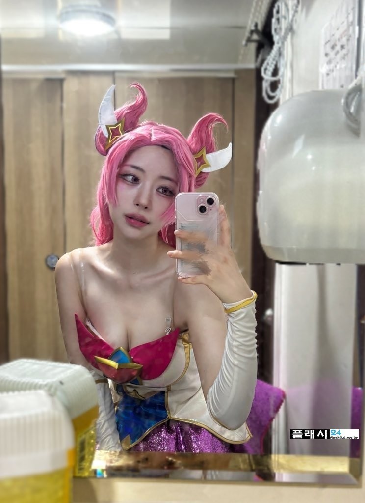 자세가 묘한 영덕 코스프레 모델-8