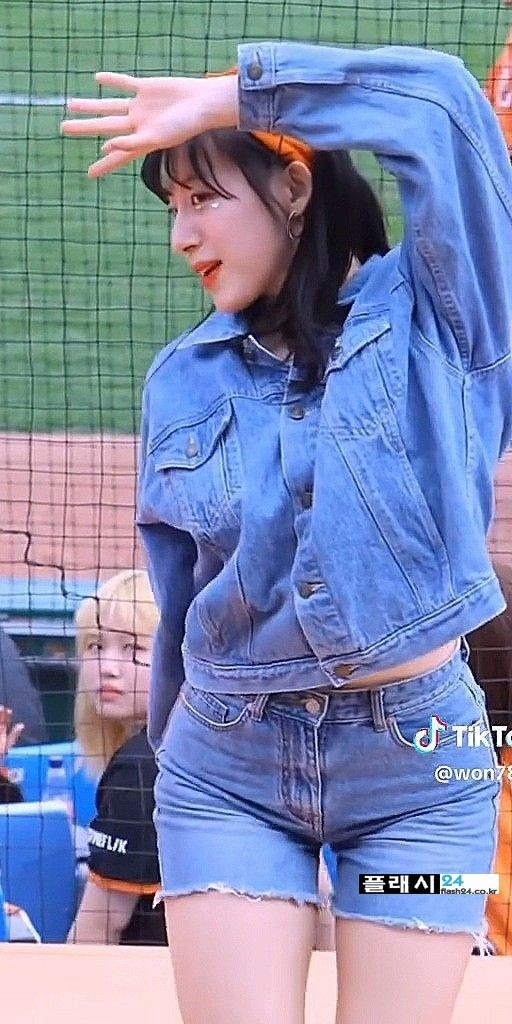 여행간 여자친구의 호텔 편안한 옷차림-2