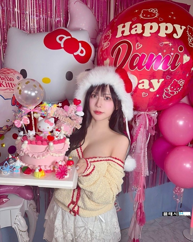 옷이 많이 흘러내린 퀸다미