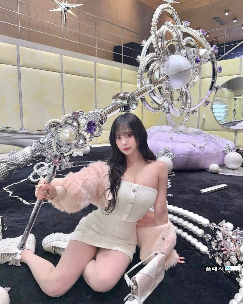 옷이 많이 흘러내린 퀸다미-3
