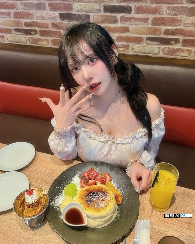 옷이 많이 흘러내린 퀸다미-10
