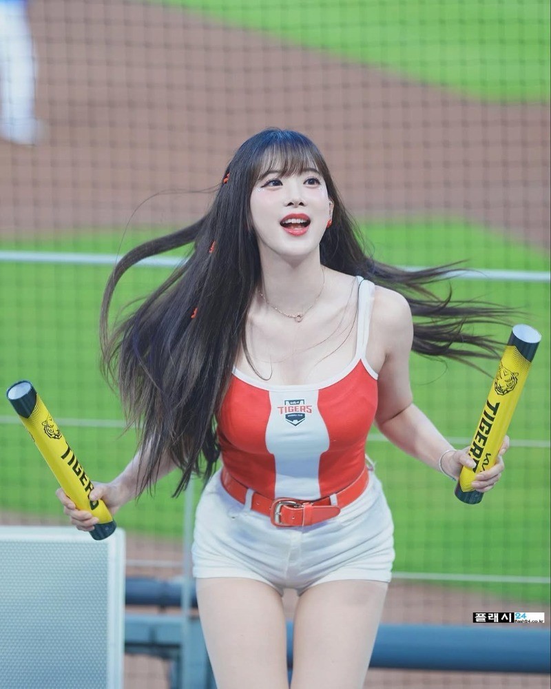 더욱 육덕진 김하나 치어리더 근황-11