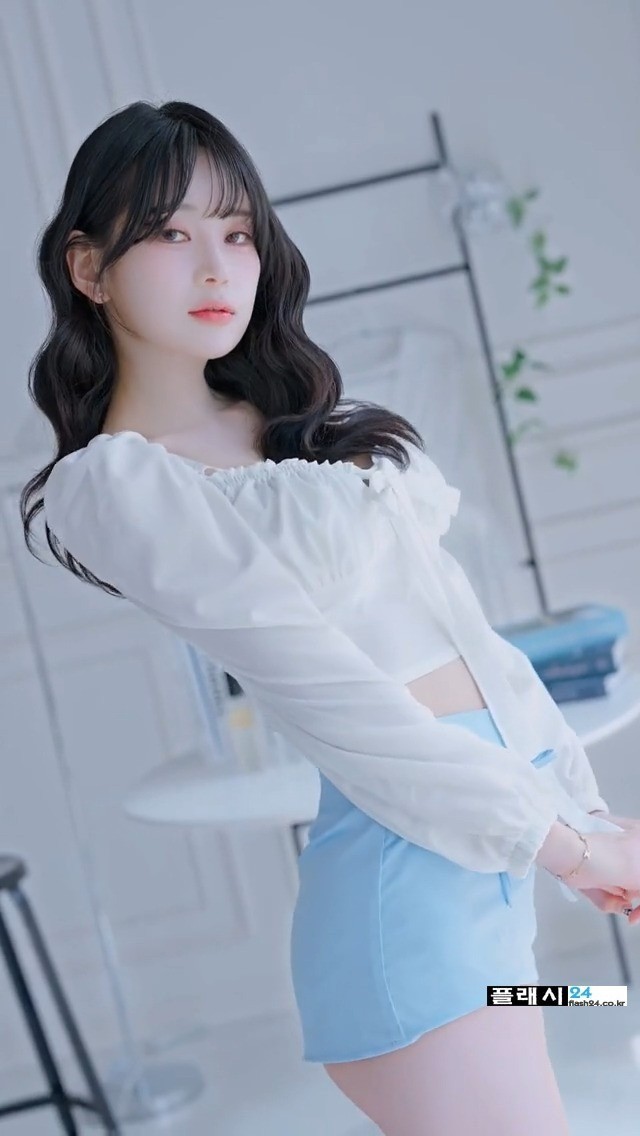 옷을 하나씩 풀어주는 모델 희솔-2