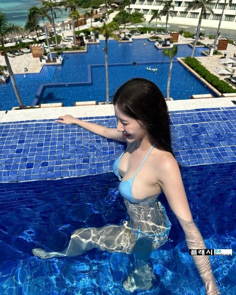 치어리더 김해리 수영복이 작다-4