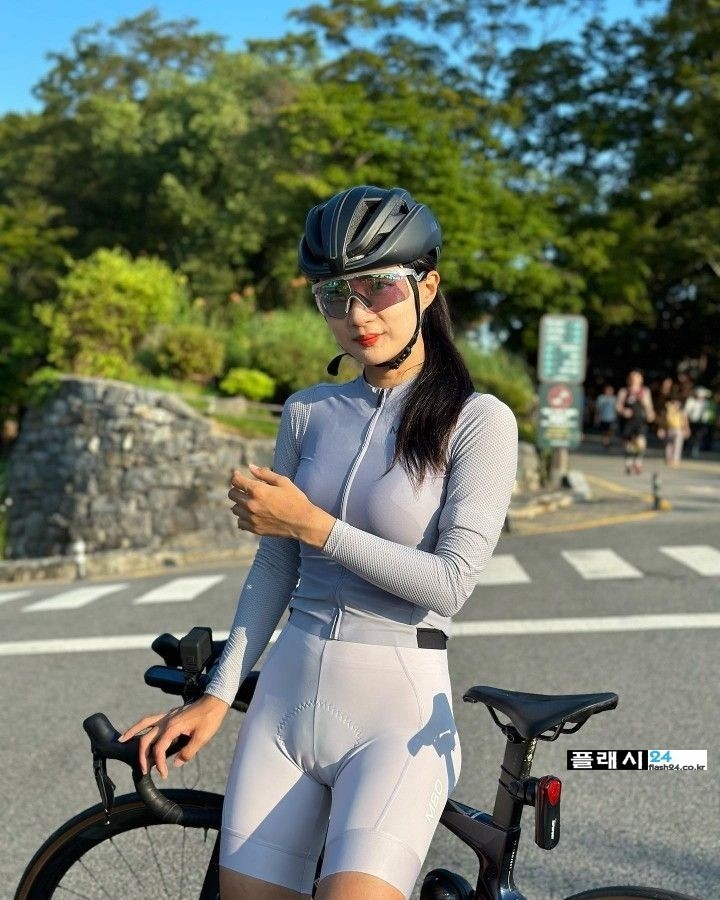 시선이 가는 자전거 타는 처자들-4
