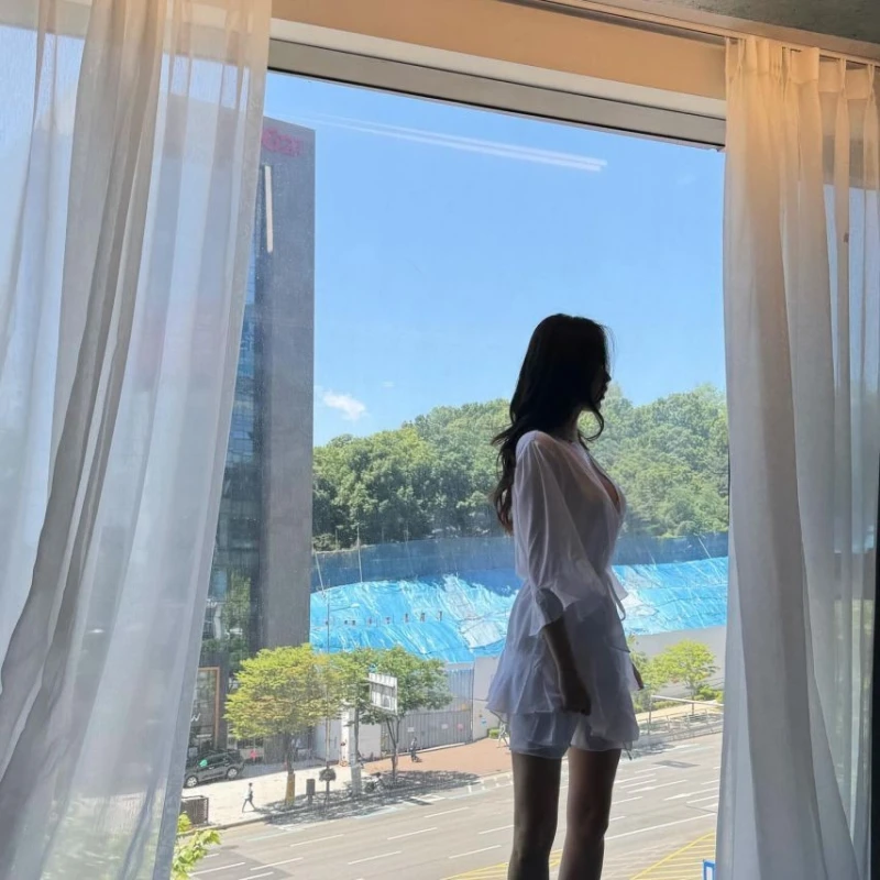 침대에 어울리는 속옷차림-9