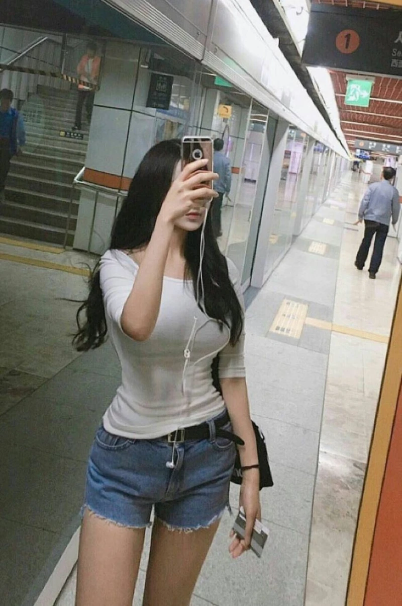 얼굴가리고 사진찍는 여성들